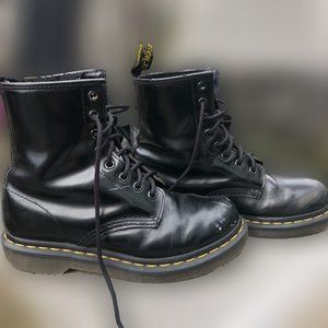 Classic pair of Dr. Martin’s!! size USA 6